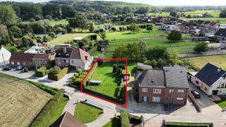 Bent u op zoek naar een bouwgrond voor een open bebouwing op een rustige locatie in Meerbeke? Lees dan zeker verder!<br /><br />Deze mooi gelegen bouwgrond in de Klapstraat te Meerbeke heeft een oppervlakte van maar liefst 7a 30ca en biedt de mogelijkheid tot het realiseren van een ruime vrijstaande woning.<br /><br />Volgens de geldende bouwvoorschriften bedraagt de maximale bouwdiepte 15 meter op het gelijkvloers en 12 meter op de verdieping. Er kan gebouwd worden met een voorgevelbreedte van 10,06 meter, waarbij aan beide zijden een bouwvrije strook van 3 meter wordt voorzien.<br /><br />Voor de kroonlijsthoogte geldt een maximum van 6 meter bij een hellend dak en 6,5 meter bij een plat dak. Hierdoor zijn er verschillende mogelijkheden om een hedendaagse woning volledig naar eigen smaak en wensen te realiseren.<br /><br />Dankzij de combinatie van het ruime perceel, de open bebouwing en de rustige ligging vormt deze bouwgrond een mooie opportuniteit voor wie zijn eigen woning wenst te bouwen in Meerbeke.<br /><br />P-score: A – G-score: A.<br /><br />Meer informatie of een bezichtiging?<br />054 23 53 83 of info@localsvastgoed.be