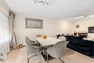 <p><strong>Te koop: gelijkvloers appartement in Evere, gelegen aan de Oud-Kapellekelaan, nabij scholen, openbaar vervoer, park en invalswegen.</strong></p><p>Dit appartement uit 1972 biedt een comfortabele indeling en een gunstige ligging dicht bij alle faciliteiten. De elektrische installatie is conform, wat gemoedsrust geeft. Bovendien zijn een buitenstaanplaats en een individuele kelder inbegrepen, ideaal voor extra opslag en gemak.</p><p><br /></p><p><strong>Belangrijkste ruimtes:</strong></p><p>• Inkomhal (7,9 m²) met ingemaakte kasten</p><p>• Woonkamer (27,4 m²)</p><p>• Keuken (7,8 m²) voorzien van spoelbak, koelkast, diepvries, vaatwasser, dampkap, oven en kookplaat</p><p>• Slaapkamer (8,2 m²)</p><p>• Slaapkamer (12,9 m²)</p><p>• Badkamer (3,5 m²) met ligbad en wastafel in meubel</p><p>• Toilet (1,0 m²)</p><p>• Individuele private kelder</p><p>• Buiten parkingplaats</p><p><br /></p><p><strong>Troeven:</strong></p><p>• Gelegen nabij alle faciliteiten</p><p>• Elektrische installatie conform</p><p>• Buitenstaanplaats + kelder inbegrepen</p><p><br /></p><p><strong>Neem vandaag nog contact op met Selena Perez y Latorre op +32 2 335 11 13 voor een bezoek.</strong></p><p>JOUW DROOMAPPARTEMENT. ZO GEVONDEN!</p>