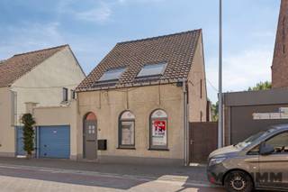 <p><span>Woning met tal van mogelijkheden, een prachtig diepe tuin en mega veel opbergruimte. Momenteel 3 slaapkamers.</span></p><p><span> </span></p><p><span>Indeling</span></p><p><span>Op het gelijkvloers komt u binnen via de inkomhal. Vooraan bevindt zich een gezelllige zithoek verbonden met de open keuken die naar de tuinzijde van het huis overloopt in een eetplaats. Er is dus op het gelijkvloers een heel open grondplan.</span></p><p><span>Via de trap bereikt u de eerste verdieping. Naast de trap bevindt zich de toegang tot de frisse kelder, met een handige entresol die de opbergruimte verdubbelt!</span></p><p><span>Op de eerste verdieping zijn momenteel drie slaapkamers. Via een zolderluik in de hal is de ruime zolder bereikbaar, die nog bijkomende opslagmogelijkheden biedt.</span></p><p><span>Verder beschikt de woning over een praktische achterinkom met een wasplaats en een badkamer met bad en douche en een apart toilet op het gelijkvloers.</span></p><p><span>Een absolute troef is de grote, momenteel nog onbenutte ruimte boven het aanpalende werkhuis. Deze biedt tal van mogelijkheden, zoals het creëren van extra slaapkamers, een hobbyruimte, een bureau, mancave,... Het potentieel van deze woning ontdekt u pas echt tijdens een bezoek.</span></p><p><span>De woning ligt op een heel groot stuk grond, er is een terras en de tuin is 60 meter diep! Zicht op groen gegarandeerd!</span></p><p><span> </span></p><p><span>Troeven</span></p><p><span>Half open bebouwing</span></p><p><span>Tal van uitbreidings- en inrichtingsmogelijkheden binnen het bestaande volume.</span></p><p><span>Momenteel 3 slaapkamers, met mogelijkheid tot uitbreiding.</span></p><p><span>Praktische kelder met entresol, ruime zolder, aangebouwde werkruimte met zolderverdieping. Ruim voldoende bergruimte voor al uw spullen!</span></p><p><span>Prachtige tuin van 60 meter diep agrarisch gebied (woning in woongebieden).</span></p><p><span>Aanbouw uit 1992.</span></p><p><span>Vernieuwde ramen en schrijnwerk</span></p><p><span>Nieuwe gasketel: 2021 hoge rendementsketel</span></p><p><span> </span></p><p><span>Deze instapklare woning is klaar om de uw thuis te worden. Een thuis voor u en uw toekomst. Kom langs en ervaar de huiselijke sfeer, de grote bewoonbare oppervlakte en het prachtige zicht op de groene tuin. </span></p><p><span> </span></p><p><span>Interesse? Bel Bellina 0471/200.189 of mail bellina@maximm.be.</span></p><p><span> </span></p>
