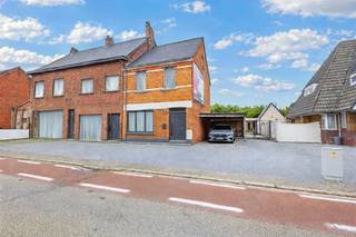 <p>Instapklare halve losbouw op 945 m²</p><p>Bij deze woonst valt direct de parking en 4 garages op en dat kan maar super belangrijk zijn, alsook de 6 slaapkamers!</p><p>Het is dus een groot huis dat recent in 2020 is verbouwd en heeft vele invul mogelijkheden, ingedeeld alsvolgt: inkomhal, bureel of slaapkamer, woonkamer, ingerichte woonkeuken met alle toestellen, aanpalend een gezellige veranda. Beneden is er verder nog een praktische badkamer, een waskamer, berging en een carport voor 3 wagens en een garage, verder is er buiten nog een aparte mancave/hobbykamer. De reuze tuin is naar de zonkant gericht en kan je gebruiken voor allerlei doeleinden.</p><p>Via de trap kom je boven op een grote overloop die je naar 5 slaapkamers leidt. De vaste trap brengt je naar een grootse ingerichte dakverdieping voor 1 à 2 slaapkamers. 6 à 7 slaapkamers is perfect voor een groot (nieuw samengesteld) gezin. De recente 15 zonnepanelen zijn ook een grote plus. Het perceel is 12 meter breed. Commerciële ligging, maar ook dichtbij winkels, horeca, openbaar vervoer, school,....<br /> </p><p>Kom zeker snel kijken en overtuig jezelf :)</p><p>EPC label C - elektriciteitsattest is conform</p><p>Infoplicht: Vg, Wg, Gmo, Gvkr, Gvv, P-score: A, G-score: A. Dit is geen aanbod, alle informatie is onder voorbehoud van materiële vergissingen en/of wijzigingen. De vermelde oppervlaktes zijn louter indicatief.</p>