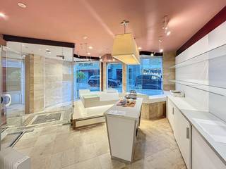 Commercieel gunstig gelegen handelsgelijkvloers (+/- 40m²) + bovenliggend appartement met afzonderlijke ingang (momenteel verhuurd aan 625...