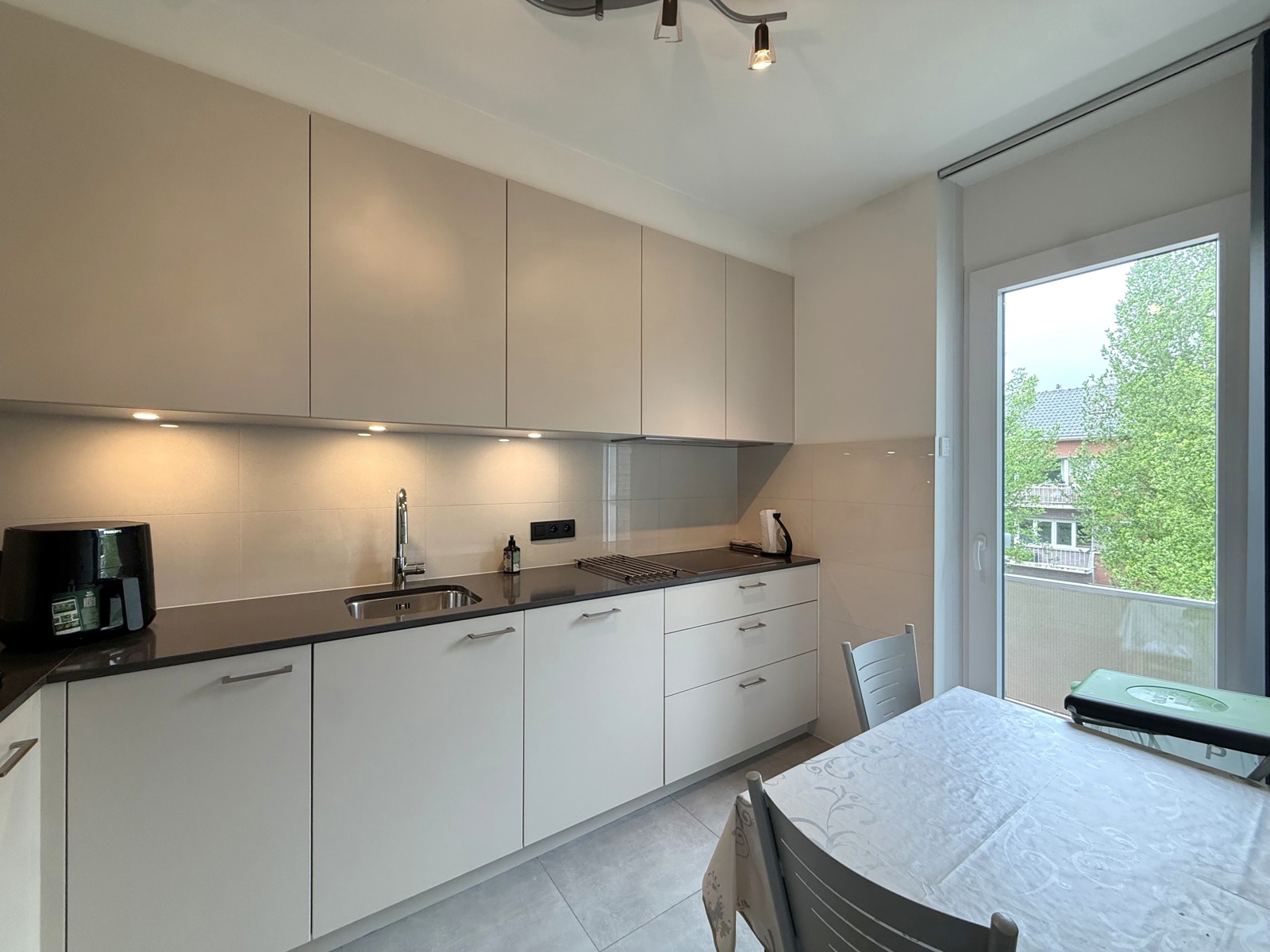 Ruim gerenoveerd appartement met garagebox te huur! - foto 5