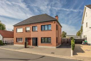 <span>Licht, ruimte en een zonnige zuidwestgerichte tuin typeren deze </span><strong>instapklare woning</strong><span> in Affligem. De eigentijdse afwerking met vele extra’s en warme accenten zorgt voor een gezellige sfeer en maakt dit een plek waar het aangenaam thuiskomen is. De ruime inkomhal geeft toegang tot de leefruimte, waar vooraan een bureauruimte werd geïntegreerd. Daarnaast zorgen ingemaakte kasten voor extra opbergruimte. De </span><strong>lichtrijke woonkamer</strong><span> geniet dankzij de grote raampartijen van veel natuurlijk licht en een mooi zicht op de tuin. De </span><strong>volledig geïnstalleerde keuken</strong><span> is praktisch ingericht en aansluitend is er nog een aparte berging. Verder is er op het gelijkvloers nog een gastentoilet. De <strong>zuidwestgerichte tuin</strong> met groot terras beschikt over een tuinhuis en is ook via de zij-ingang bereikbaar, ideaal voor fietsen en bovendien handig om indien gewenst een wagen te parkeren.</span><span> De poort in padouk zorgt voor een mooie afwerking. Vooraan en langs de zijkant is er op de oprit plaats voor drie wagens. Op de eerste verdieping bevinden zich </span><strong>twee ruime slaapkamers</strong><span> en de </span><strong>badkamer</strong><span> met douche en toilet. Via een vaste trap bereik je de bovenste verdieping, waar een </span><strong>derde slaapkamer</strong><span> werd ingericht. Aan het raam in de nachthal werd bovendien nog een extra bureautje voorzien.</span><br /><span>De woning werd doorheen de jaren volledig aangepakt en biedt vandaag hedendaags comfort. De elektrische installatie is conform, de verwarming gebeurt via een gascondensatieketel en de woning beschikt over rolluiken: elektrisch bediend op het gelijkvloers en manueel op de verdieping. Ook energetisch scoort de woning uitstekend met </span><strong>EPC-label B</strong><span>.</span><br /><span>Een instapklare woning met drie slaapkamers, extra werkruimte, veel bergruimte en een zonnige tuin, gunstig gelegen in Affligem met een snelle aansluiting op de E40 richting Brussel en Gent. Ook winkels en scholen bevinden zich in de nabije omgeving. Wordt deze woning jouw nieuwe thuis? Neem dan zeker contact met ons op voor meer informatie of een bezoek ter plaatse.</span>