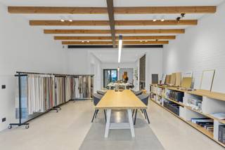 Uniek kantoor, atelier en een multifunctionele ruimte in het hart van Heule!Achter deze authentieke gevel schuilt een veelzijdig pand met tal van...