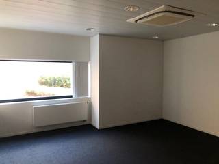 Zeer mooi recent afwerkt en groot handelspand met tuin van 385 M2 aan spotprijs van 2500 euro. huur per maand of 190.000 euro te koop. Instapklaar ! Voorheen was dit een bank. Alu-buitenschrijnwerk overal volledig vernieuwd. Goede kwaliteit.<br />Ideaal voor grote dokterspraktijk, kinesistenpraktijk , verzekeringkantoor, immo-kantoor , bank … of zelfstandigen die woonst met tuin willen achter hun handelszaak. <br />Indeling: ontvangstruimte , middenruimte en talrijke ruime bureaucellen in glas. Er is airco verwarming in elke bureau . Alle technische installaties (leidingen , aircogroep , verwarming zijn nieuw (zoals grote aircogroep , gasinstallatie ). Ook is er een ruimte met kluisjes met megasterke deur (was voorheen bank). <br /><br /> <br />Ideaal pand voor mensen die vooruit willen willen in het leven. Abestattest - geen opmerkingen. <br /><br />Werd recent verkocht aan investeerder. Mocht je lang aandringen zou laatste het zeker in overweging nemen om het terug te verkopen. <br /><br />Mogelijkheid tot plaatsen van fietsen en tevens mogelijkheid van berging bij te huren. <br /><br />Voorheen waren er meer ramen voorzien in de voorgevel. Mits kleine bouwvergunning kan men indien met het wenst terugkeren naar de oorspronkelijke opvatting.