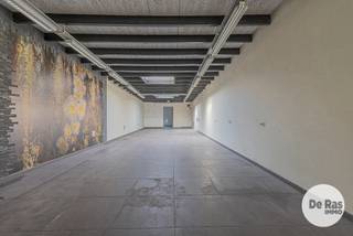 DENDERMONDE - Handelsruimte met ruime tuin en appartement<br />Deze dubbele eigendom is gelegen in een rustige zijstraat van de Noordlaan, op wandelafstand van het centrum van Dendermonde. <br />Dankzij de centrale ligging geniet u van een vlotte bereikbaarheid en de onmiddellijke nabijheid van winkels, openbaar vervoer, scholen en andere voorzieningen.<br /><br />Op het gelijkvloers bevindt zich een ruime handelsruimte van maar liefst 100 m², ideaal voor het uitbaten van diverse handelsactiviteiten of vrije beroepen. De oppervlakte en indeling bieden tal van mogelijkheden voor ondernemers die op zoek zijn naar een goed gelegen commerciële ruimte.<br /><br />De bovenliggende verdiepingen herbergen een woonentiteit. Op de eerste verdieping bevindt zich een lichtrijke living met eetkamer, aansluitend een keuken en een badkamer. Op de tweede verdieping vindt u een ruime slaapkamer.<br /><br />Deze eigendom is uitermate geschikt voor wie wonen en werken wil combineren, maar biedt eveneens interessante perspectieven voor investeerders. De handelsruimte en de woonentiteit beschikken namelijk over aparte vergunde huisnummers, wat extra flexibiliteit biedt naar verhuur of gebruik toe.<br /><br />Kortom, een eigendom met tal van mogelijkheden op een strategische locatie vlak bij het centrum van Dendermonde.<br />Voor meer informatie of een bezoek, kan u ons steeds contacteren: 053/60.65.60.