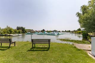 <strong>Oostduinkerke: vakantiewoning te koop aan het meer in Sunparks.</strong><br /><br />Droomt u van een eigen stekje aan het water? Deze charmante vakantiewoning met adembenemend uitzicht op het meer van Sunparks is nu te koop! Met 2 slaapkamers en een gezellige mezzanine is het de ideale plek voor een tweede verblijf of een spontane weekendtrip. Hier begint uw vakantie zodra u de deur opent. Wacht niet langer en geniet binnenkort van rust, natuur en comfort in uw eigen vakantieparadijs!<br /><br /><strong>Indeling:</strong><br />Gelijkvloers: inkom, leefruimte, keuken, twee slaapkamers, berging, badkamer, terras met tuinhuis.<br /><br /><strong>Troeven:</strong>
<ul><li>Uitzicht op het meer.</li><li>Toplocatie.</li><li>Uniek.</li></ul>
Meer informatie? Contacteer Arne Dewitte via 058 53 37 40.