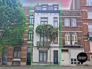 Immo Store proudly presents this move-in ready, authentic Brussels home offering exceptional space and character. Discover the Molenbeek joie de...