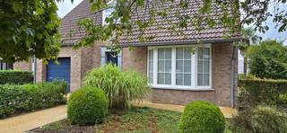 Zeer ruime woning ( met 4 slaapkamers ) gelegen op 663 ca. in "het Beverly Hills" van Lummen, op een lichte helling in een mooie residentiële omgeving in een doodlopende straat.<br />UNIEKE LIGGING!<br />Deze villa is gelegen op wandelafstand aan de rand van de dorpskern van Lummen en toch maar op 2 minuutjes rijden van de op-en afritten E313/E314 ( naar Bussel, Luik, Antwerpen, Nederland ...)<br />In Lummen centrum vind je alles wat het leven aangenaam en gemakkelijk maakt zoals de bakker, boetieks, dokters, apotheken, post, banken, leuke horecazaken, optiek, supermarkt en ook de scholen. Van kleuter- tot en met middelbaar onderwijs en bijhorende naschoolse opvang.<br />Aan het bussenknoopppunt, ook in het centrum, kan je dan weer het openbaar vervoer nemen naar alle gewenste richtingen reizen.<br />De sportfaciliteiten zoals tennis, padel, zwembad, sporthal - voor volleybal, basketbal, judo enz... -, voetbal, de Finse piste.... en de bibliotheek zijn op wandelafstand.<br />Lummen is bovendien rijk wandel - en fiets/mountainbikepaden zoals aan het Schulens meer, het domein van de Duizendjarige Eik, de Willekensberg, het Larens Broek enz...<br /><br />INDELING VAN DEZE RUIME WONING<br />Gelijkvloers : de ruime inkomhal met vide, de leefkamer van 42 m² met airco, ruime keuken met eethoek ( 24 m² ), de wasplaats met buitendeur, de CV-ruimte en de inpandige garage. <br />Via het sas/gangetje achteraan kom je in de groene tuin met terrasjes en het overdekte terras van 16 m² waar het het hele jaar door aangenaam toeven is.<br /><br />Verdieping : aan de overloop/nachthal grenzen 4 ruime slaapkamers ( 16 m² met airco, 13 m², 13 m² en 11 m² ), de badkamer met dubbele lavabo, ligbad en douche.<br />Op deze verdieping is ook een apart toilet.<br />De zolder is 70 m².<br />De kelder is 140 m² groot. Hij is hoog, droog en volledig betegeld. Van in de klelder heb je ook een buitendeur naar de tuin.<br /><br />De woning wordt verwarmd met aardgas. Gelijkvloers vloerverwarming, verdieping radiatoren.<br />De woning beschikt over 22 zonnepanelen die jaarlijks nog 5 certificaten van € 270 opbrengen en ook een zonneboiler.<br />De ramen zijn PVC, dubbel glas.<br />EPC B<br />De woning is beveiligd met een alarm.<br /><br /><br /><br />