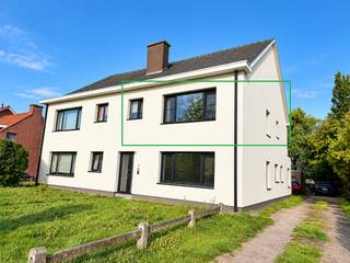 Modern knap gerenoveerd appartement met veel lichtinval gelegen aan de rand van de stad.<br />In klein blokje van 4.<br /><strong>1 ste verdiep</strong> (geen lift) Inkomhal met dubbele metalen deuren naar de vrij ruime super gezellige living met veel lichtinvallen<br />(hoekappartement) open ingerichte moderne keuken, 2 slaapkamers, aparte w.c, leuke badkamer met inloopdouche en strak modern badmeubel, washoek, leuk vrij ruim terras met groen zicht.<br />U kan ook genieten van de gemeenschappelijk tuin. <br />extra berging voor appartement kan op zolder <br />ruime garage verplicht bij te kopen 16 000 euro <br />EPC 284 - elektriciteit conform.