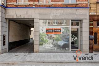 Pal in het centrum nabij de grote markt treft u dit ruime kantoor/winkelpand van ca 90m².Het winkelpand met vitrine heeft een oppervlakte van ca...