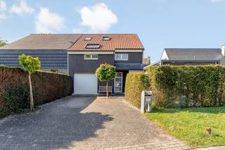 Deze instapklare woning met zuid gerichte tuin en kwalitatieve afwerking kan je vinden in het pittoreske Bazel op een absolute toplocatie vlakbij...