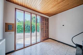 <strong>WE INVEST Sud-Luxembourg vous présente cette maison 3 façades pleine de potentiel,</strong> idéalement située dans une rue résidentielle calme à <strong>Arlon</strong>, offrant un cadre de vie paisible tout en bénéficiant d’un accès aisé au centre-ville à pied et à toutes les commodités.<br /><br />Grâce à ses beaux volumes et à sa configuration polyvalente, ce bien représente une opportunité idéale pour les personnes souhaitant combiner vie privée et activité professionnelle. Le rez-de-chaussée permet en effet l’aménagement d’un espace professionnel, d’un atelier, d’un bureau ou de toute autre activité nécessitant un espace indépendant et fonctionnel.<br /><br />La maison se compose d’un hall d’entrée, d’une buanderie, de deux garages ainsi que d’un accès direct à cet espace aux multiples possibilités. À l’étage, vous découvrirez une cuisine équipée, une salle à manger, un séjour lumineux avec feu ouvert, un bureau, trois chambres, une salle de bains et un WC séparé. Le grenier aménagé offre quant à lui deux chambres supplémentaires, un dressing et plusieurs espaces de rangement.<br /><br />À l’extérieur, le jardin clôturé, la cuisine extérieure et la piste de pétanque invitent à profiter pleinement des beaux jours dans un environnement convivial et agréable.<br /><br /><strong>Vous souhaitez une visite ? Contactez-nous ! </strong>: +32 (0)63 33 00 69 – sud.luxembourg@weinvest.be