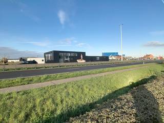 Bedrijfsgebouw op zichtlocatie langs de Ring/R32 te Roeselare.* Gelijkvloers:&gt; Showroom/kantoor van ca. 180m²:- 2 vergaderzalen, waarvan 1 grote vergaderzaal met veel lichtinval en 1 kleinere vergaderzaal- toonzaal/kantoor- sanitair en douche&gt; Loods/stockageruimte van ca. 295m²- Gedeelte van ca. 63m²: hoogte van ca. 2,7m (onder kantoor), poort van ca. 3mBx2mH- Gedeelte van ca. 87m²: hoogte van ca. 5,5m, poort van ca. 3,7mBx4,2mH, lichtstraat- Gedeelte van ca. 145m²: hoogte van ca. 3,4m, dubbele deur, lichtstraat, verwarming* Kantoor op 1e verdiep van ca. 240m²- open kantoor met veel natuurlijke lichtinval: systeemplafond met geïntegreerde verlichting, airco en verwarming- apart bureel van ca. 20m² met veel lichtinval- vergaderzaal van ca. 16m² met ingemaakte kasten- keuken- gescheiden sanitairRuime parking op eigen terrein voorzien van laadpunten.