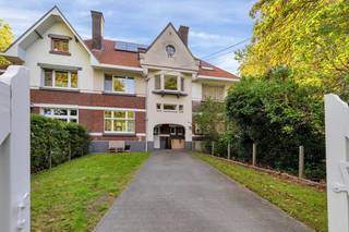 <strong>Verrassend ruime woning met 4 slaapkamers en ruime tuin in het groene Waterschei/Genk!</strong><br /><br />Welkom in deze karaktervolle en verrassend ruime woning, gelegen aan de Binnenlaan 21 in Genk. Met een bewoonbare oppervlakte van maar liefst 295 m², vier volwaardige slaapkamers, een ruime geïsoleerde zolder en een perceel van 7a 49ca biedt deze woning bijzonder veel ruimte.<br /><br />De combinatie van haar karaktervolle uitstraling, praktische indeling, ruime tuin en energiezuinige voorzieningen maakt van deze woning een interessante opportuniteit voor wie comfortabel en ruim wil wonen in Genk.<br /><br /><strong>Groen wonen in de karaktervolle tuinwijk van Waterschei</strong><br />De woning bevindt zich in Waterschei, in een rustige en bijzonder groene woonomgeving die wordt gekenmerkt door haar brede lanen, volwassen bomen en karaktervolle architectuur.<br /><br />De Binnenlaan maakt deel uit van de historische tuinwijk van Waterschei, waar het groene karakter een belangrijke rol speelt. Stad Genk omschrijft zichzelf als de groenste centrumstad van Vlaanderen en hecht ook binnen deze wijk veel belang aan het behoud van waardevolle bomen en groenaanleg.<br /><br />Ook de historische identiteit van de omgeving bleef bewaard: de tuinwijk van Waterschei, waaronder de Binnenlaan, is opgenomen als vastgesteld bouwkundig erfgoed.<br /><br />Tegelijkertijd woont u hier op een praktische locatie, met scholen, winkels en dagelijkse voorzieningen binnen bereik en een vlotte verbinding naar de omliggende gemeenten en de E314.<br /><br /><strong>Een verrassend ruime en praktische indeling</strong><br />Bij het betreden van de woning komt u binnen in de inkomhal, voorzien van een apart gastentoilet.<br /><br />Van hieruit bereikt u de aangename leefruimte, ingedeeld in een open zit- en eethoek. De ingebouwde houtkachel zorgt hier voor extra sfeer en gezelligheid. Vanuit de leefruimte geniet u bovendien rechtstreeks zicht op en toegang tot de veranda. De veranda vormt een volwaardig verlengstuk van de leefruimte en biedt een fijne plek om het hele jaar door te genieten van het zicht op de tuin.<br /><br />De keuken bevindt zich afzonderlijk van de woonkamer en werd vernieuwd in 2017. Ze is praktisch ingericht met veel kastruimte en beschikt over alle nodige toestellen, waaronder een inductiekookplaat, dampkap, vaatwasser, koelkast, diepvries en ingebouwde oven en microgolfoven.<br /><br />Op de verdiepingen bevinden zich vier volwaardige slaapkamers, waardoor de woning bijzonder geschikt is voor een groter gezin, thuiswerk of een combinatie hiervan.<br /><br />De badkamer is uitgerust met een dubbele lavabo en een ligbad met douchevoorziening.<br /><br />Nog behoefte aan extra ruimte? De ruime en reeds geïsoleerde zolder biedt bijkomende mogelijkheden en kan, mits verdere inrichting, bijvoorbeeld gebruikt worden voor extra slaapkamers, een hobbyruimte of thuiskantoor.<br /><br />Daarnaast is de woning volledig onderkelderd. Hier bevinden zich onder meer de aansluitingen voor de wasmachine en is er heel wat bijkomende opslagruimte.<br /><br /><strong>Een ruime tuin om volop van het buitenleven te genieten</strong><br />Ook buiten beschikt deze woning over heel wat ruimte.<br /><br />De oostgerichte tuin is aangelegd met gazon en enkele volwassen bomen en wordt grotendeels omgeven door een groene haag. Dankzij de open ligging van het perceel kan u hier gedurende de dag op verschillende plaatsen van de zon genieten.<br /><br />Achteraan bevinden zich bovendien een vrijstaande tuinberging en een schuur/garage, ideaal voor het stallen van fietsen, tuinmateriaal of bijkomende opslag.<br /><br />Aan de woning is voldoende parkeergelegenheid voorzien, met plaats voor ongeveer drie wagens op eigen terrein.<br /><br /><strong>Comfortabel én energiezuinig wonen</strong><br />Naast haar royale oppervlakte scoort de woning ook sterk op energetisch vlak.<br /><br />De woning beschikt over een EPC-label B met een energiescore van 182 kWh/m² per jaar. De verwarming gebeurt via een condenserende gasketel die in 2025 werd geplaatst. Daarnaast zijn er 14 zonnepanelen aanwezig in combinatie met een thuisbatterij van 5 kW.<br /><br />Ook de elektrische installatie is conform. <br /><br />Hierdoor combineert deze karaktervolle woning uit 1938 haar oorspronkelijke uitstraling met verschillende hedendaagse energetische investeringen.<br /><br /><strong>Alles wat u zoekt, gebundeld in één woning</strong>
<ul>
<li>Bewoonbare oppervlakte: 295 m²</li>
<li>Perceelsoppervlakte: 7a 49ca</li>
<li>4 volwaardige slaapkamers</li>
<li>Ruime, geïsoleerde zolder met uitbreidingsmogelijkheden</li>
<li>Volledig onderkelderd</li>
<li>Ruime, groene tuin</li>
<li>EPC-label B</li>
<li>14 zonnepanelen en thuisbatterij</li>
</ul>
<br />Klaar om de ruimte en mogelijkheden van deze woning zelf te ontdekken?<br />Deze verrassend ruime woning combineert karakter, wooncomfort, een grote tuin en tal van mogelijkheden op een aangename locatie in Genk.<br /><br />Neem gerust contact met ons op via <span><strong>089 23 44 22 </strong></span>of mail naar <span><strong>info@immoverslegers.be </strong></span>voor meer informatie of een bezichtiging.