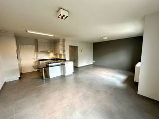 Indeling: tweede verdieping: inkomhal/nachthal, toilet, ruime lichtrijke leefruimte met totaal ingerichte open keuken, berging/wasplaats, badkamer met dubbele lavabo en ligbad met douchefaciliteit, 2 slaapkamers en terras achteraan. Het appartement is gelegen nabij winkels/warenhuizen, scholen, openbaar vervoer, verbindingswegen en station Asse. De maandelijkse lasten bedragen 35€. Deze omvatten het verbruik van water en elektriciteit in de gemeenschap en het onderhoud van de gemene delen. Er is een garagebox van 2,55m x 6,95m beschikbaar achteraan het gebouw voor een meerprijs van 125€ per maand. Onmiddellijk vrij! Indien u graag een bezoek wenst, aarzel niet ons te contacteren op affligem@immoaccenta.be