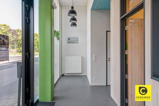 <p><span>Veelzijdig handelspand/kantoor (84 m²) op toplocatie in de moderne wijk Regatta!</span></p><p><span>Bent u op zoek naar de perfecte plek voor uw praktijk, kantoor, winkel of vrije beroep? Dit uitstekend gelegen gelijkvloers pand van ca. 84 m² (cfr. EPC) aan de Blancefloerlaan 303 op Antwerpen-Linkeroever biedt een waaier aan mogelijkheden! Het pand maakt deel uit van een recent gebouw uit 2013 in de jonge, bruisende wijk Regatta. Met een gunstig EPC B-label, uitstekende visibiliteit en een doordachte indeling is dit de ideale uitvalsbasis voor een zorgeloze en succesvolle professionele toekomst.</span></p><p><span> </span></p><p><span>Indeling &amp; Flexibele mogelijkheden</span></p><p><span>Het pand werd voorheen gebruikt als dokterspraktijk en is momenteel ingedeeld in een onthaal/wachtruimte en verschillende afzonderlijke spreek- of werkkamers. Dankzij deze opbouw is het pand meteen instapklaar voor medische en paramedische beroepen, therapeuten, zakelijke dienstverleners of vrije beroepen.</span></p><p><span> </span></p><p><span>Liever een open indeling? De structuur laat zich heel eenvoudig aanpassen naar een ruime open kantoorruimte, een stijlvolle showroom of een moderne winkelruimte. Een apart toilet en de nodige sanitaire voorzieningen zijn uiteraard reeds aanwezig.</span></p><p><span> </span></p><p><span>Bouwjaar &amp; Energiezuinigheid</span></p><p><span>Als onderdeel van een modern project uit 2013 voldoet de ruimte aan hedendaagse bouwnormen. Dankzij de uitstekende isolatie en kwalitatieve materialen geniet u van een gunstig EPC B-label, wat zorgt voor lage energiekosten en een aangenaam werkklimaat doorheen het hele jaar.</span></p><p><span> </span></p><p><span>Absolute toplocatie: De Regatta-wijk</span></p><p><span>Het pand heeft een uitstekende visibiliteit langs de Blancefloerlaan en is optimaal bereikbaar. De wijk Regatta staat bekend om haar dynamische mix van wonen, werken en ontspannen nabij de Galgenweel. De tram stopt vrijwel voor de deur, waardoor u een directe en snelle verbinding heeft met het centrum van Antwerpen. Bovendien zijn de op- en afritten van de Antwerpse Ring en de E17/E34 vlakbij, wat parkeer- en bereikbaarheidsgemak garandeert voor u en uw cliënteel.</span></p><p><span> </span></p><p><span>De highlights op een rij:</span></p><p><span>- Veelzijdig &amp; Polyvalent: Ca. 85 m² geschikt als praktijk, kantoor, winkel of showroom.</span></p><p><span>- Instapklaar ingedeeld: Momenteel onderverdeeld in meerdere nuttige ruimtes (voormalige dokterspraktijk).</span></p><p><span>- Recent &amp; Energiezuinig: Bouwjaar 2013 met een gunstig EPC B-label.</span></p><p><span>- Topvisibiliteit: Gelegen aan de levendige Blancefloerlaan in de wijk Regatta.</span></p><p><span>- Uitmuntende bereikbaarheid: Vlak bij openbaar vervoer (tram naar stadscentrum) en belangrijke invalswegen.</span></p><p><span> </span></p><p><span>Kortom: een unieke en flexibele opportuniteit op een strategische locatie te Antwerpen-Linkeroever. Maak snel een afspraak voor een bezoek en ontdek de mogelijkheden voor uw onderneming!</span></p>