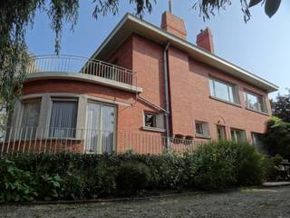Deze ruime villa is gelegen op wandelafstand van de dorpskern van Assenede. De woning biedt een royale bewoonbare oppervlakte van maar liefst 385...