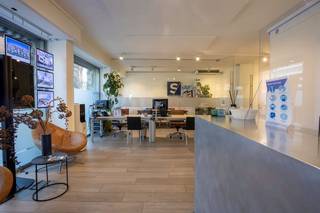 <p><span>Gelijkvloers kantoor met 2 parkeerplaatsen.</span><span><br /><br />Recent gerenoveerd kantoor van 134m² met drie grote etalageramen gelegen op de Frankrijklei te 2000 Antwerpen. <br />Het kantoor is verhuurd aan € 2.034 p/maand incl. Er zijn tevens 2 bovengrondse parkeerplaatsen die te bereiken zijn langs de Tabaksvest. <br />Netto opbrengst: 5,5% - Huurcontract 9-18-27 jaar - ingegaan vanaf juni 2020. Geïndexeerde huurprijs 1885 euro / maand + 150 euro / maand provisie gemeenschappelijke kosten.<br /><br />Op wandelafstand van het centraal station, het Theaterplein, de Meir en het Stadspark.</span></p>