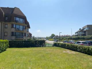 <div>
<p>Situé dans un quartier calme et central de Koksijde, ce charmant appartement de plain-pied dispose d'un salon lumineux, d'une cuisine fonctionnelle et d'une salle de bains confortable avec WC. Son agencement est idéal pour ceux qui recherchent un logement compact mais de qualité.</p>
<p>La chambre offre suffisamment d’espace et s’intègre harmonieusement à l’espace de vie. À l’extérieur, vous profiterez d’une terrasse spacieuse, parfaite pour prendre un café le matin, un apéritif au soleil ou pour apporter une touche de verdure avec des plantes.</p>
<p>Atout supplémentaire : il est possible d’acheter un garage, ce qui est idéal en bord de mer où les places de parking valent leur pesant d’or.</p>
<p>Avec la mer, les commerces, les restaurants et les transports en commun accessibles à pied, cet appartement constitue un point de chute idéal pour une résidence principale, une résidence secondaire ou un investissement.</p>
<p>Pour plus d’informations ou pour une visite, contactez Bruno au 0496 234126 ou par e-mail à bruno.vanthuyne@acasa.immo</p>
<p></p>
</div>