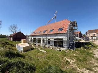Op zoek naar een landelijk gelegen woning én toch alle voorzieningen op korte afstand? <br />Dan hebben wij de ideale woning voor u!<br />Op minder dan 1km vindt u de markt van Torhout, Colruyt, bakker, winkels,...<br /><br />Kies voor open zicht vanuit uw living en ervaar de natuur in uw woonkamer!<br /><br />Woning 2 bestaat uit:<br />Op het gelijkvloers:<br />- Inkomhal met apart toilet<br />- lichtrijke woonkamer<br />- open keuken, uitgevend op terras<br />- berging met aansluiting voor wasmachine<br /><br />Op de eerste verdieping:<br />- nachthal met apart toilet<br />- Drie slaapkameres (telkens geschikt voor een dubbel bed)<br />- berging<br />- badkamer met douche<br />- toegang tot zolder via zolderluik (optioneel vaste trap)<br /><br />Prijs excl. parking<br /><br />Troeven?<br />- Landelijke ligging met prachtige (ver)zichten<br />- Alle voorzieningen op zéér korte afstand<br />- Hedendaagse landelijke bouwstijl<br />- Futureproof dankzij warmtepomp, zonnepanelen,...<br /><br />Meer info? Contacteer Nicola via 0479/43 30 86