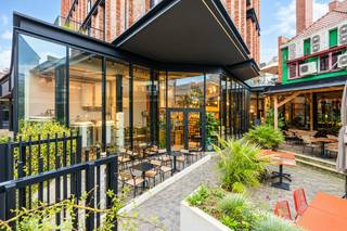 TE HUUR: Handelspand met terras in het hart van Hasselt<br /><br />Tussen de levendige Raamstraat en de populaire Zuivelmarkt, één van de drukste en gezelligste straten van Hasselt, bevindt zich dit moderne handelspand van circa 245 m², inclusief een ruim zonneterras van 80 m². Dit unieke pand, dat voordien dienst deed als brouwerij, biedt tal van mogelijkheden voor ondernemers.<br /><br />Indeling van het handelspand:<br /><br />- Handelsruimte van ca. 200 m² met een plafondhoogte van 4m70 – ideaal voor een ruime en luchtige inrichting.<br />- Mezzanine van 45 m², perfect voor extra zitplaatsen of een exclusieve lounge.<br />- Dakterras van 80 m² met prachtig uitzicht op de Zuivelmarkt.<br />- Terras vooraan, ideaal voor extra visibiliteit en klantenbeleving.<br /><br />Mogelijkheden:<br /><br />- Geschikt voor retail en diverse commerciële doeleinden.<br />- Vrij van brouwer – volledige vrijheid in concept en uitbating.<br />- Gelegen naast het drukbezochte en bekende La Bottega.<br />- Uitstekende locatie voor een restaurant, café of handelszaak met zichtbare passage.<br /><br />De huurprijs wordt als volgt opgebouwd:<br /><br />- Jaar 1: € 2.750 per maand<br />- Jaar 2: € 3.500 per maand<br />- Jaar 3: € 4.000 per maand<br /><br />Alle huurprijzen zijn exclusief eventuele bijkomende kosten.<br /><br />Interesse? Mis deze unieke kans niet en ontdek zelf de mogelijkheden van dit tophandelspand in het centrum van Hasselt!<br /> <br /><br /><br />