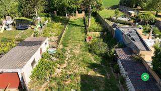 Deze woning is gelegen op een royaal perceel van 1126 m², met een straatbreedte van 14 meter. Het perceel is volledig bouwgrond, wat...