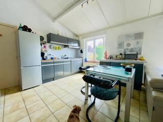 <p><span>Ontdek dit charmante en sfeervolle </span><strong><span>duinenhuisje in De Panne</span></strong><span>, prachtig gelegen in een groene omgeving vlak bij het natuurreservaat en met tal van recreatiemogelijkheden op wandelafstand.</span></p>
<p><span>Bij de woning beschikt u over een </span><strong><span>private parkeerplaats</span></strong><span>. Via de verzorgde inkomhal met apart toilet komt u in de aangename, open leefruimte met mooi zicht op de tuin.</span></p>
<p><span>De leefruimte bestaat uit een gezellige </span><strong><span>eetplaats</span></strong><span>, een </span><strong><span>volledig ingerichte open keuken</span></strong><span> en een comfortabel salon. De </span><strong><span>pelletkachel</span></strong><span> zorgt voor extra sfeer en warmte, terwijl de </span><strong><span>airconditioning</span></strong><span> op warme dagen voor het nodige comfort zorgt.</span></p>
<p><span>Het huisje beschikt over </span><strong><span>twee slaapkamers</span></strong><span>: één slaapkamer ingericht voor een dubbel bed en een tweede kamer die geschikt is voor een stapelbed of twijfelaar.</span></p>
<p><span>Ook de ligging is een absolute troef. Op het domein bevinden zich op wandelafstand een </span><strong><span>zwembad met redder, sportpleintjes en een restaurant</span></strong><span>.</span></p>
<p><span>Natuurliefhebbers en sportievelingen komen hier volledig aan hun trekken. Het domein ligt aan het </span><strong><span>Calmeynbos en het omliggende natuurgebied in De Panne</span></strong><span>, met aansluitende mountainbike-, ruiter- en wandelpaden. Via deze prachtige natuurlijke omgeving wandelt of fietst u verder richting </span><strong><span>strand en zee</span></strong><span>.</span></p>
<p><span>Een heerlijke plek voor wie op zoek is naar </span><strong><span>rust, natuur en ontspanning aan de Belgische kust</span></strong><span>, met alle ingrediënten voor een aangenaam tweede verblijf of vakantieverblijf.</span></p>