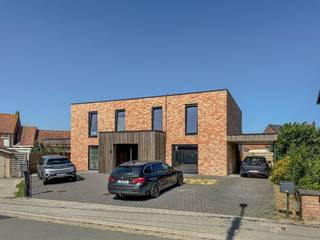Deze recente woning is rustig gelegen in het centrum van Klerken, deelgemeente van Houthulst.Deze woonst heeft volgende indeling.GELIJKVLOERS:Inkom -...