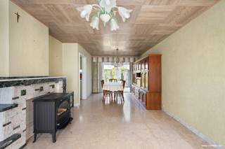 Deze half open bebouwing bestaande uit: inkomhal met toilet, eetkamer - salon met aanpalende keuken, garage met wasplaats en bovenliggende zolder.Op...