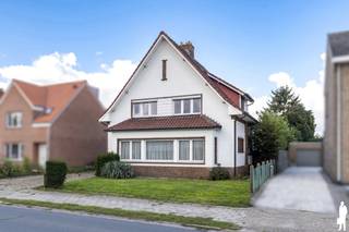 <p><strong>Karakteristieke en mooi gelegen woning met o.a. 4 à 5 slaapkamers, ruim bijgebouw, private, organisch ingerichte natuurtuin op westoriëntatie en achterliggend agrarisch gebied. Het geheel ligt op een perceel van ca. 799m², nabij alle voorzieningen van het centrum van Retie en Oud-Turnhout. Er is voldoende opslag en het riante bijgebouw leent zich tot gebruik voor de kleine zelfstandige of vrije beroeper. De woning van bj. 1953 werd in 2011 opgefrist (o.a. keuken, badkamer, slaapkamers en HR-gasketel). In 2026 staan de volledige vervanging van het buitenschrijnwerk (PVC) en nieuwe beglazing (zonwerend) op de planning. Deze maatregelen zullen ook energetisch positieve impact hebben.<br /><br /></strong><strong>De woning is gunstig gelegen nabij steden Turnhout en Mol; met bovenop een vlotte verbinding naar Antwerpen en Eindhoven (E34). Verder gelegen nabij scholen, openbaar vervoer en op wandel/-fietsafstand van Provinciaal Groendomein 'Prinsenpark', natuur- en duigebied 'Looiendse Bergen' en natuurreservaat 'De Liereman'.<br /><br /></strong><strong>De woning ligt op ca. 15 min. van de Nederlandse Kempen en op ca. 30 min. van Eindhoven, waardoor ze tevens bijzonder geschikt is voor forensen en expats. Retie staat bovendien bekend als een levendig dorp met uitgebreide sportvoorzieningen en een actieve gemeenschap. EPC-score van 393kWh/m²/jaar. Geen renovatieverplichting; en bovenop een volledig conforme elektriciteit.<br /><br /></strong><span>Gelijkvloerse verdieping:</span><br />Via de charmante inkomhal bereikt u de woonkamer (alsook gastentoilet, wasplaats en keuken). De sfeervolle leefruimte is ruim, kan worden opgedeeld in een eet- of werkgedeelte en een zitruimte, en geniet bovendien van rechtstreeks daglicht dankzij de grote raampartijen. De keuken is geïnstalleerd met volgende toestellen: gasvuur met heteluchtoven (Indesit), koelkast (Gram), vaatwas (Miele) en voldoende kastruimte. Er is een eet-/ontbijthoek voorzien die rechtstreeks toegang geeft tot het tuingebeuren via dubbele deur naar het terras en de achtertuin.<br /><br /><span>Eerste verdieping:</span><br />Via de vaste trap bereikt u 3 ruime slaapkamers en een volledig ingerichte badkamer met lig(bubbel)bad, toilet, dubbele lavabo en inloopdouche.<br /><br /><span>Tweede verdieping:</span><br />Het 2e verdiep (ook te bereiken via vaste trap) bestaat uit een ruime slaapkamer, een badkamer (douche, toilet en wastafel) en een overloop (die tevens als extra slaapkamer kan worden gebruikt).<br /><br /><span>Buitengebeuren en kelder:</span><br />Naast de woning bevindt zich een oprit tot het bij-/garagegebouw. Deze ruimte schikt zich in het bijzonder voor de kleine zelfstandige, vrije beroeper of hobbyist. Ook de zolderverdieping van dit bijgebouw biedt mogelijkheden als extra opslagruimte.<br /><br />Het westgericht zonneterras geeft uit op een diepe, landelijke en volledig private tuin met diverse planten, heesters, fruitbomen, leilindes en een serre met druivelaar. Achteraan de tuin bevindt zich een gezellige zithoek met zicht op de achterliggende weilanden en optimale privacy.<br /><br />De woning is onderkelderd. Aldaar bevinden zich de nutsvoorzieningen en leidingen (HR-top ketel Buderus ).<br /><br /><em>Geplande vernieuwingswerken.</em><br /><em>Voor overdracht van de woning worden nog verbeteringswerken uitgevoerd, waaronder de plaatsing van nieuw PVC-buitenschrijnwerk met zonwerend, dubbel glas. Deze investeringen dragen bij aan een hoger wooncomfort, de energiezuinigheid en een verzorgde uitstraling.<br /><br /></em><span>Bijzonderheden:</span><br />- Bewoonbare oppervlakte van ca. 200m² excl. kelder en bijgebouw<br />- Recent vernieuwde rolluiken op de eerste verdieping (slaapvertrekken)<br />- CV op aardgas met radiatoren (HR top ketel Buderus 2011)</p>