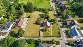 Vous recherchez le calme, l'espace et de nombreuses possibilités ? Alors cette maison individuelle située à Scherpenheuvel-Zichem vaut vraiment le détour.<br /><br />La maison dispose d’une surface habitable d’environ 130 m² et comprend un espace de vie convivial, une cuisine fonctionnelle, deux chambres et une salle de bains avec douche. Grâce à son label EPC D, aucune obligation de rénovation n’est actuellement requise.<br /><br />L’atelier/garage spacieux de pas moins de 100 m², équipé d’un portail électrique, constitue un atout indéniable.<br /><br />La maison est entièrement sous-cave avec un vide sanitaire, ce qui offre des possibilités techniques et pratiques supplémentaires.<br /><br />Située sur un magnifique terrain de 40 ares 47 centiares, vous bénéficierez d’une intimité maximale et d’un cadre verdoyant. Son emplacement dans une impasse garantit en outre un cadre de vie calme et sûr, avec peu de circulation.