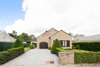 Ontdek deze kwalitatieve villa in het gegeerde Sint-Michiels (Brugge).Met een mooi perceel van 900 m² biedt deze woning een oase aan rust en privacy...