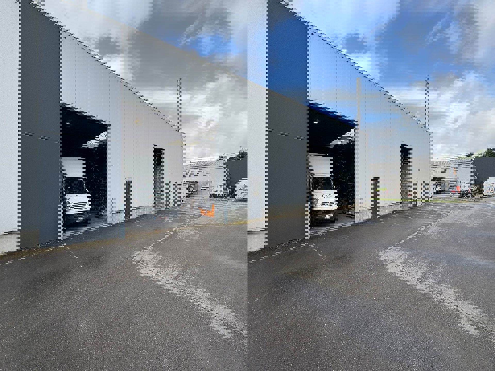 Functionele KMO-unit met magazijn, kantoren en showroom te huur - foto 4