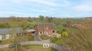 In een privaat straatje met enkel plaatselijk verkeer bevindt zich deze ruime gezinswoning op een perceel van maar liefst 1026 m². De tuin biedt open zichten op het achterliggend agrarisch gebied en garandeert maximale privacy en onvergetelijke zonsondergangen.<br /><br />Indeling:<br />-GLV: Binnen treft u een lichtrijke leefruimte, verdeeld in een zit- en eetgedeelte met aansluitend de ruime keuken. Op het gelijkvloers bevinden zich bovendien ook nog een volwaardige slaapkamer, ideaal voor levenslang wonen of extra flexibiliteit. Verder is er nog een ruime berging. <br />-1stV: De eerste verdieping telt drie slaapkamers, een recent vernieuwde badkamer en een mezzanine bureau ruimte met opening naar de leefruimte voor een maximaal ruimtelijk gevoel en lichtinval. Perfect voor thuiswerk of hobbyruimte.<br /><br />Buiten vormt de tuin een absolute troef, aangevuld met een afzonderlijk bijgebouw (atelier/opslag) en een carport die plaats biedt aan twee wagens.<br />Deze solide woning combineert comfort, volume en een rustige ligging. Een ideale opportuniteit voor wie ruimte en toekomstmogelijkheden zoekt in het groen.<br /><br />Zou je in deze woning willen thuiskomen? Maak snel een afspraak en kom ze zelf ontdekken.