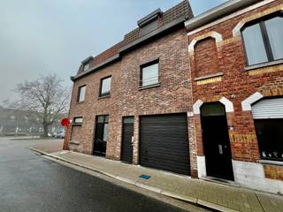 Menen: ruime duplex met handelspand te koop op gunstige ligging in MenenRuim handelspand met duplex op toplocatie. Deze handelszaak is strategisch...
