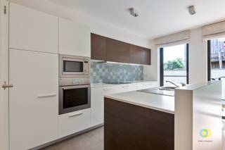 <p><span>In het hart van Wolvertem, op wandelafstand van alle voorzieningen, vindt u dit moderne tweeslaapkamerappartement in een recent gebouw met lift. Het appartement bevindt zich op de eerste verdieping en combineert comfort, ruimte en een aangename ligging. Bij het binnenkomen komt u terecht in de inkomhal die toegang geeft tot de twee slaapkamers van respectievelijk 17,5 m² en 10,5 m². Beide kamers genieten dankzij de grote raampartijen van een aangename natuurlijke lichtinval. Verder beschikt het appartement over een moderne douchekamer met een Italiaanse douche en dubbele lavabo. Wanneer u verder doorloopt, komt u in de ruime leefruimte van maar liefst 32,5 m². Dankzij de grote raampartijen baadt de living in het licht en heeft u rechtstreeks toegang tot het terras, dat ideaal zuidwestelijk georiënteerd is om volop van de zon te genieten. Aansluitend bevindt zich de volledig uitgeruste open keuken met kookeiland, dat een mooie afscheiding vormt tussen de keuken en de leefruimte. Vanuit de keuken heeft u eveneens toegang tot de praktische berging met aansluitingen voor een wasmachine en droogkast. Bij het appartement horen bovendien een kelder en een dubbele staanplaats, inbegrepen in de huurprijs. Lasten: €50/maand (gemeenschappelijke kosten + onderhoud van de ketel). Bent u op zoek naar een ruim en modern appartement op een centrale ligging in Wolvertem? Aarzel dan zeker niet om contact met ons op te nemen.</span></p>