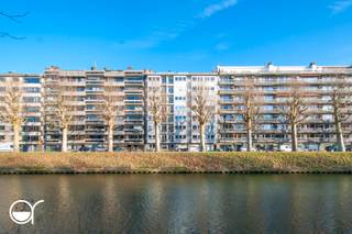 Interesse Coupure624.rosseel.be Dit appartement met een oppervlakte van 50m² bevindt zich op de 1e verdieping van de residentie Tenerife. Het appartement heeft een mooi zicht op het water onder de kruin van de bomen. Indeling: een hal, living met zicht op het water waar je kan genieten van de avondzon, ingerichte keuken (kookplaat op gas, oven, recente combi koelkast/ diepvries, spoelbak), 1 ruime slaapkamer ( ingemaakte kast) met terras en een badkamer met toilet, ligbad en lavabo. Ideaal als investering of voor studenten. EPC label B. Elektriciteit conform.<br />Ramen vernieuwd in 2017. Verwarming op aardgas (ketel 2017). Kelder aanwezig.<br /><br />Beschikbaar vanaf 1/09/2026