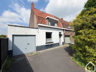 Deze te renoveren woning op een leuke locatie te Lauwe biedt tal van mogelijkheden om zelf te wonen, te investeren,...<br /><br />ONTDEK DE WONING VIA DE VIDEO: https://youtube.com/embed/RJ0ltsqzB7o<br /><br />Indeling:<br /><br />Oprijlaan (2,5m op 22m) - voortuin (120m²) - inkomhal (3,71m²) - leefruimte (24,02m²) - keuken met frigo, gasfornuis, heteluchtoven en vaatwasser (12,52m²) - badkamer met lavabo en ligbad (4,31m²) - toilet - berging (10,89m²) - garage met kantelpoort (17,98m²)<br /><br />Verdieping 1: nachthal (3,26m²) - 2 slaapkamers (16,91m² - 10,49m²) <br /><br />Verdieping 2: vaste trap naar de zolder met de mogelijkheid om een derde slaapkamer te creëren (12,28m²)<br /><br />Verdieping -1: kelder 8,12m²<br />