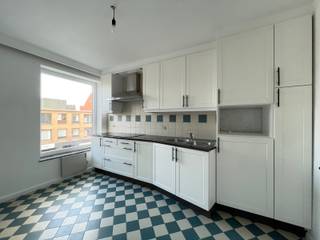 TWEEDE VERDIEPINGInstapklaar appartement in het centrum van de gemeente Westmalle. Inkom, woonkamer op parket met veel lichtinval. Ingerichte keuken...