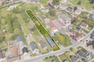 <p>Te koop te Berlare!<br />Deze charmante woning is rustig gelegen in het centrum van Berlare en bevindt zich op een uitzonderlijk mooi perceel van meer dan 22 are – een zeldzame opportuniteit voor wie op zoek is naar ruimte en groen.<br />Bij het betreden van de woning komt u in de inkomhal, die toegang geeft tot een aangename en lichtrijke leefruimte met aansluitend een geïnstalleerde keuken en praktische berging. Op het gelijkvloers bevindt zich een ruime slaapkamer en een comfortabele badkamer, wat deze woning uitermate geschikt maakt voor wie gelijkvloers wil wonen.<br />De prachtige veranda met grote glaspartijen vormt een echte troef en biedt een schitterend uitzicht op de ruime tuin – een ideale plek om in alle rust te genieten van het buitenleven.<br />Via een vaste trap bereikt u de zolderverdieping, waar tal van mogelijkheden zijn om extra slaapkamers of hobbyruimtes te creëren.<br />Daarnaast beschikt de eigendom over een ruime, aparte garage/stockageruimte van maar liefst 65 m² – perfect voor zelfstandigen, hobbyisten of extra opslag.<br />Deze woning is ideaal als bungalow, voor gezinnen die ruimte zoeken of voor liefhebbers van een grote, groene tuin.<br />Interesse? contacteer collega Bernhard - 0476 022 089 - bernhard@cornelis-goeman.be</p>