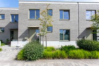 Prachtige, recente NIEUWBOUW woning met 3 ruime slpk, 4e dressing/bureaukamer en leuke tuin, ideaal gelegen vlak aan het Galgenweel naast de Schelde, met prachtig uitzicht op de skyline van Antwerpen. EPC A (56!) <br />BJ 2022 – geen 21% BTW, maar slechts 2% registratierechten mogelijk !<br />KOOPJE! : Terwijl identieke nieuwbouw woningen onder BTW-stelsel 1 straat verder in totaal circa. 530.000 euro kosten (BTW inbegrepen) kan je deze NIEUWBOUW woning uit 2022 kopen voor 457.980 euro registratierechten inbegrepen, een verschil van meer dan 70.000euro met nieuwbouw onder BTW-stelsel !!<br />Grote troef van deze woning : deze woning ligt op de 1e lijn vanaf het water, niet middenin de Regatta-wijk.<br /><br /><span>Recente NIEUWBOUW woning in de bruisende Regatta wijk met zicht op de skyline van Antwerpen aan de Schelde. Hier kom je tot rust aan de rand van het Galgenweel, het park of kan je sporten om de hoek. Winkels (o.a. Colruyt, Aldi, ...), horeca, scholen en openbaar vervoer zijn op wandelafstand. Shoppen of liever uit eten in de Koekenstad? Op 5min ben je met de tram of fiets in het centrum.<br /><br /><br /></span>