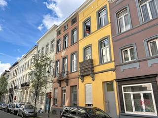BRUSSEL, in de wijk Anneessens, op de 2e verdieping van een gebouw zonder lift, studio van ±35 m². De indeling is als volgt: hal, doucheruimte (wastafel, toilet), ingerichte keuken (wastafel, kookplaat, afzuigkap), woonkamer van ±21 m² op het westen. Vaste kosten: 50 €/maand (gemeenschappelijke kosten). Beschikbaar vanaf 01/08/2026. EPC E+. Afmetingen ter indicatie.<br /><br />Op de 2e verdieping:<br /><br />Entreehal<br />Doucheruimte (toilet, wastafel, douche)<br />Ingerichte keuken (wastafel, kookplaat, afzuigkap)<br />Woonkamer van ±21 m² (4,6 m x 4,6 m) op het westen<br /><br /><br /><br /><br /><br /><br /><br />Vertaald met DeepL.com (gratis versie)
