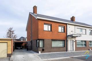 TE KOOP IN BERLARE: Charmante halfopen bebouwing met garage in BerlareDeze verzorgde halfopen bebouwing in Berlare biedt comfortabel wonen in een...