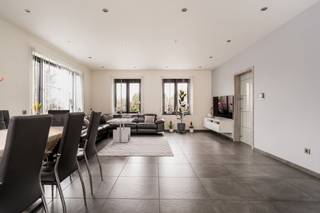 Deze prachtige ruime woning werd in 2017 nieuw gebouwd met duurzame en kwalitatieve materialen. De woning werd ook volledig energiezuinig gebouwd zodat u een epc-score van 64 heeft. Achteraan op het perceel staat nog een bijgebouw dat ideaal is als atelier, hobbyruimte of opbergtuinhuis. Naast deze troeven is de woning ideaal voor mensen die centraal wensen te wonen. <br /><br />Indeling<br /><br />Via de inkomhal, met afzonderlijk gastentoilet en vestiaire, kan je naar de leefruimte. De leef- en eetruimte zijn volledig open getrokken waardoor u een optimale lichtinval hebt in combinatie met een enorm ruimte gevoel. Deze ruimtes vormen samen met de leefkeuken een L-vorm waardoor er een leuke dynamiek is. De open keuken beschikt over een praktisch kookeiland met gasfornuis en aangebouwde eettafel voor vier personen. Daarnaast beschikt de keuken over heel wat werk- en kastruime en werd ze volledig uitgerust met toestellen. Aangrenzend aan de keuken is een praktische was- en bergruimte voorzien.<br /><br />Via de trap kan je naar de eerste verdieping waar zich 4 ruime slaapkamers bevinden. De badkamer is uitgerust met dubbele lavabo, toilet, ligbad en douche. <br /><br />Verder is er nog een ruime opbergzolder aanwezig over de hele breedte van de woning. <br /><br />Achteraan het perceel bevindt zich een bijgebouw van 60m² wat enorm veel mogelijkheden biedt qua atelier, werkruimte of gewoon een praktische tuinberging. <br /><br />Ligging <br /><br />Zeer centraal gesitueerd tegen R6, E19 en andere invalswegen. Deze buurt heeft een waaier aan voorzieningen, zoals scholen, winkels, diensten, cultuur, sport, openbaaarveroer,... allen op wandel/fietsafstand.