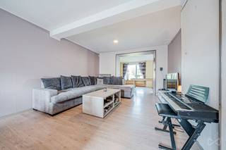 Te koop in Orp-le-Grand, charmant huis met 4 slaapkamers met tuin en garage, op te frissen. Dit huis biedt een woonoppervlakte van 163 m2 (197 m2...