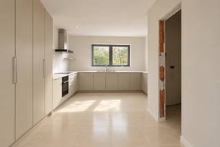 Deze nieuwbouw woning in gesloten bebouwing bevindt zich in het centrum van het mooie Hoegaarden en wordt volledig afgewerkt opgeleverd. De woning biedt fijne, open leefruimtes op het gelijkvloers die volledig gericht zijn op de tuin. Op de eerste verdieping zijn er 3 kamers en een badkamer en de zolderverdieping biedt een ruime, polyvalente kamer. Achteraan de woning is er een volledig omheinde tuin.

Omvattende:

Gelijkvloers: inkomhal, zit- en eetkamer, keuken, berging en wasplaats, toiletruimte

Eerste verdieping: nachthal, 3 slaapkamers, badkamer, toiletruimte 

Tweede verdieping: polyvalente kamer, bergzolder/technische ruimte

Terras en tuin: omheinde tuin met terras 

Ligging: de woning bevindt zich in het centrum van Hoegaarden en biedt alle faciliteiten in de nabije omgeving. Bushaltes zijn dichtbij, het station van Tienen bevindt zich op een 6-tal km en de aansluiting met de E40 op 3,5 km.  

Deze woning is onmiddellijk beschikbaar. 

