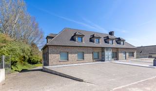 Op zoek naar een eigendom die wonen en werken naadloos combineert? Ontdek deze charmante villa omvattende kantoren, gelegen op een...