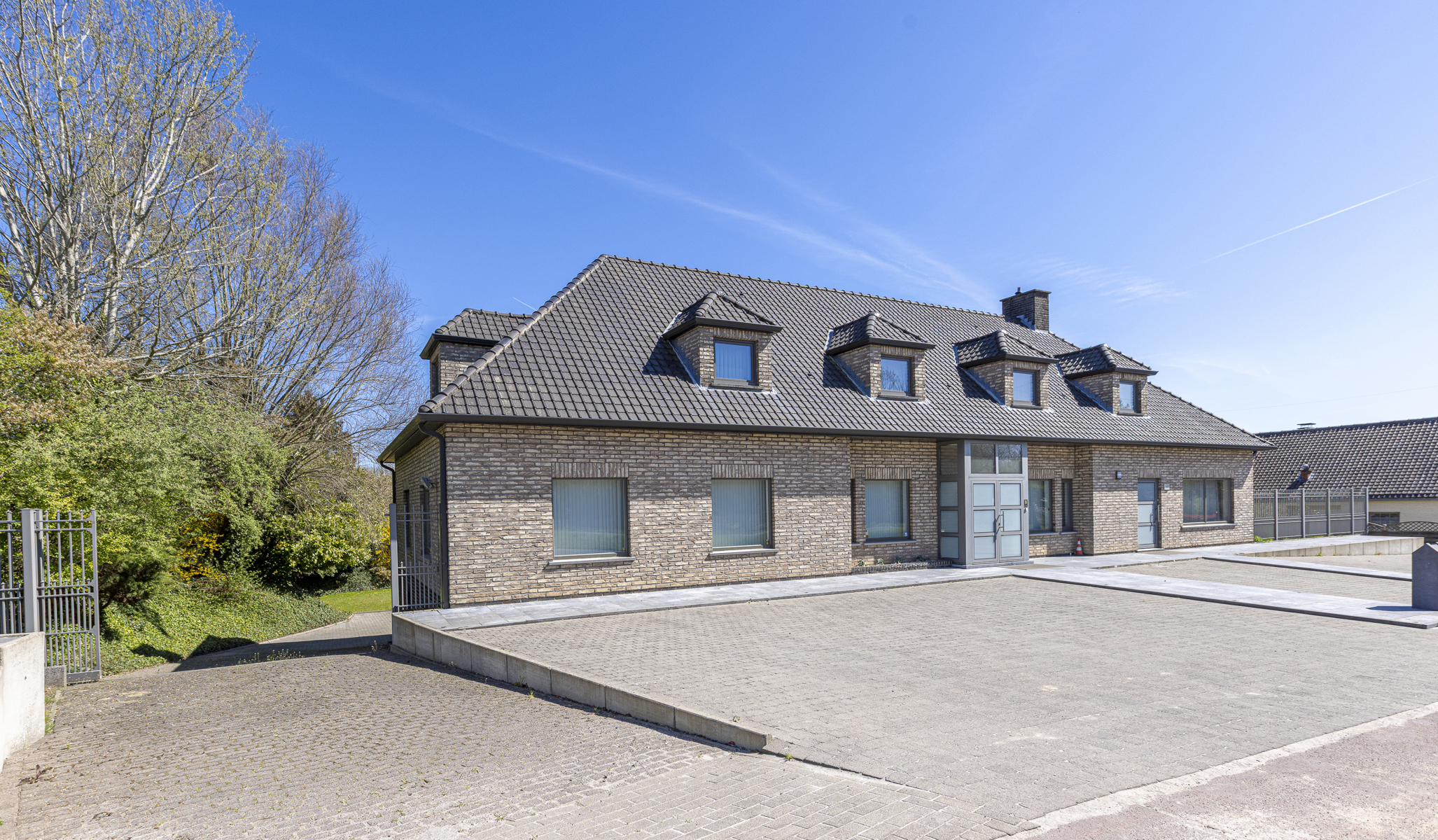 Groot bureel (488m²) met werkhuis/atelier en woonst (250m²). - foto 3