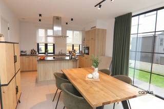 RUSTIG GELEGEN WONING MET 3 SLKS Deze leuke woning vindt haar thuisbasis in de Hoefsmidstraat 10 (Smisberg) te Gingelom. Het betreft een uiterst...